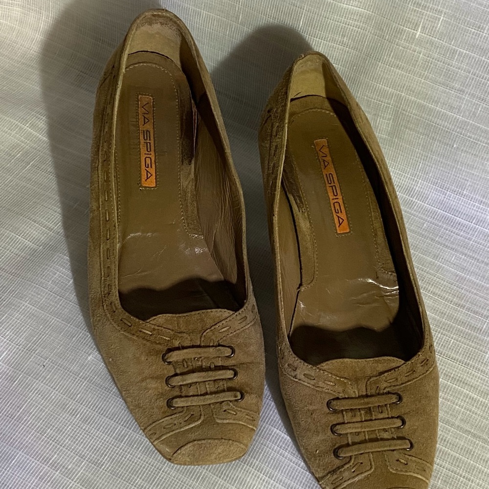 Women’s Via Spiga Square Toe Tan Round Heel Suede Shoe 7 M